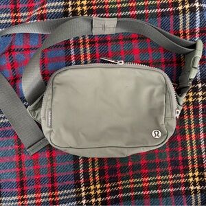Lululemon 2L green-gray large belt bag